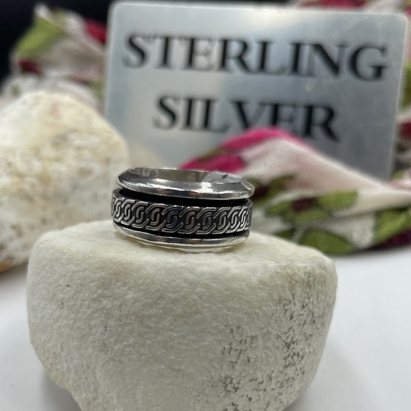 Silver Chain Design Ring - Picture 3 of 4